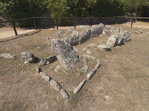 Arzachena, circoli di Li Muri, stele infissa in una cista litica