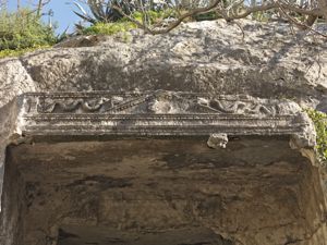 Cagliari, Grotta della Vipera, frontone