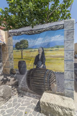 paesaggio rurale con figura femminile e botti