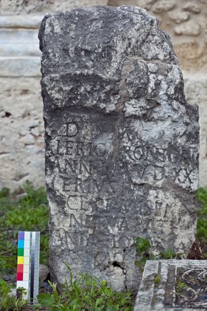 cippo funerario con iscrizione