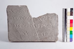 stele funeraria con iscrizione