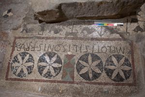 mosaico pavimentale con iscrizione