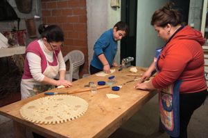 Una fase della realizzazione del pane