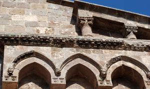 Sant’Antioco di Bisarcio, facciata, archetti pensili e timpano