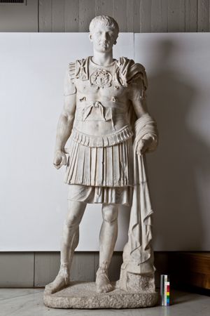 statua maschile loricata