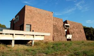 Parte posteriore del Museo con la terrazza e l’esterno della sala conferenze