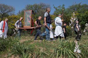 La processione lungo il sentiero che porta alla chiesa campestre