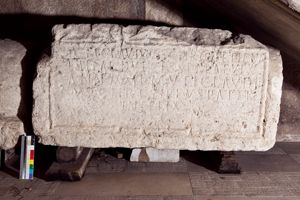 cippo funerario con iscrizione