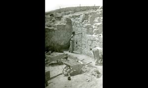 Un’abitazione sul versante orientale del colle di S. Giovanni in corso di scavo nel 1961 (Arch. Foto. Soprint. Beni Archeologici della Sardegna, n. 6444