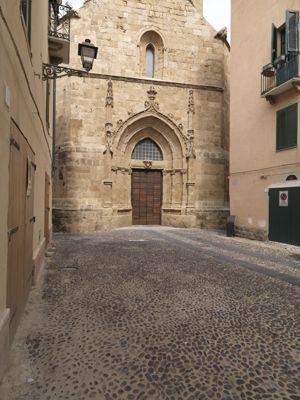 Alghero, Cattedrale di Santa Maria, portale di accesso al campanile