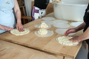 La preparazione de sa cozzula de casu