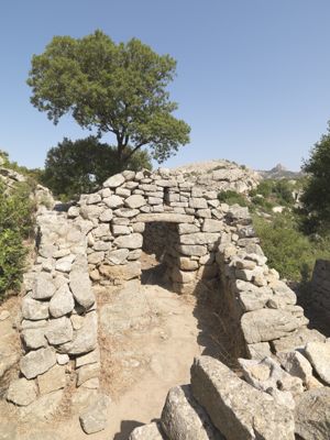 Arzachena, tempio di Malchittu, vestibolo e ingresso alla cella principale