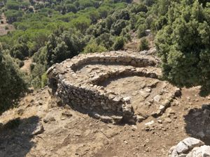 Osini, nuraghe Serbissi, capanna