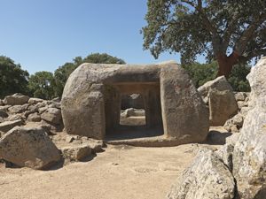 Goni, Pranu Mutteddu, ingresso alla tomba II