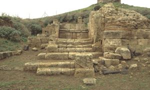 Il tempietto “K”, in primo piano l’altare con modanatura a gola egizia