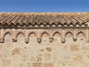 Ozieri, chiesa di San Nicola di Guzule, archetti pensili