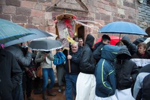 Felicino Cau esce dalla chiesa con s'Ardia