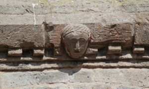 Sant’Antioco di Bisarcio, facciata, cornice con volto umano