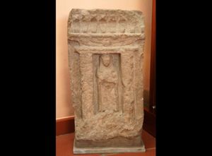 Stele con divinità femminile