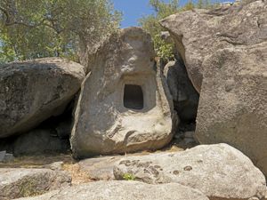 Ilbono, Scerì, domus de janas