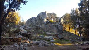 Veduta del bastione e di parte del villaggio nuragico Gennaccili