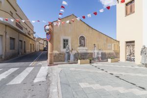 figure maschili e figure femminili con statua di Sant'Efisio