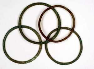 Gruppo di bracciali in bronzo