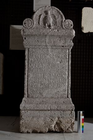 ara funeraria con iscrizione