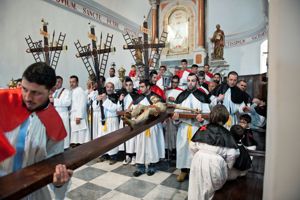 Un momento dell'innalzamento della croce sull'altare