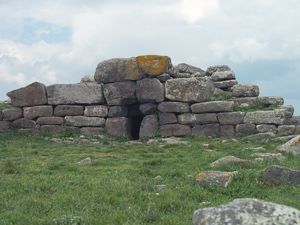 Siddi, tomba di giganti Sa Domu'e s'Orku, ingresso alla camera funeraria