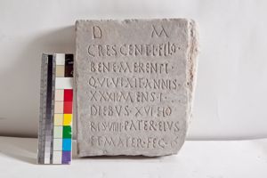 stele funeraria con iscrizione