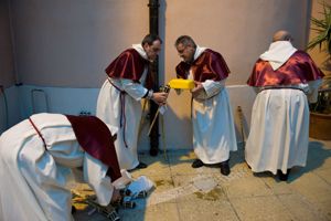 Si preparano le torce per la Via Crucis