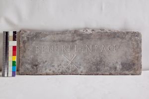 stele funeraria con iscrizione