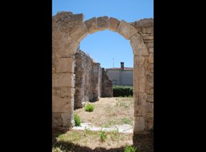 Chiesa di San Mauro, arco d'ingresso