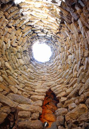 3. Armungia. La tholos del nuraghe al centro del paese.