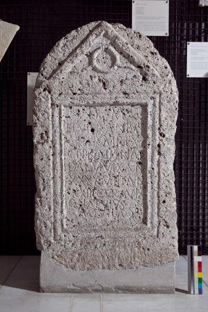 stele funeraria con iscrizione
