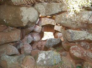 Nuraghe Piscina Rubia: corridoio d’ingresso visto dalla camera