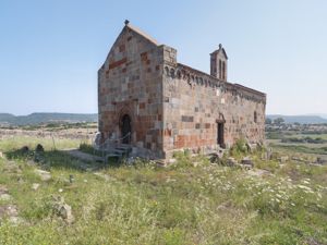 Fordongianus, chiesa di San Lussorio, facciata e fianco sud