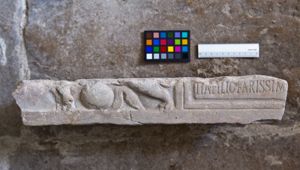 sarcofago/ coperchio a lastra con iscrizione