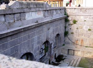 Interno fontana romana