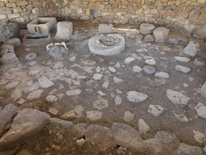 Orroli, nuraghe Arrubiu, strumenti per la vinificazione di età romana