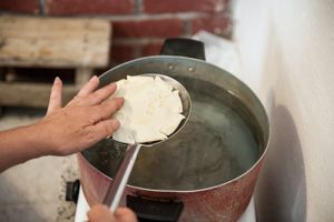 Prima di essere rimesso nel forno il pane viene immerso nell'acqua calda per renderlo lucido