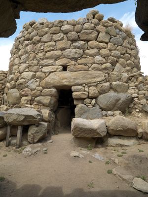 Arzachena, nuraghe La Prisciona, ingresso alla torre centrale