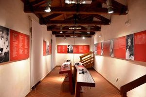 9. Armungia. Museo storico Emilio e Joyce Lussu. Una sala espositiva.