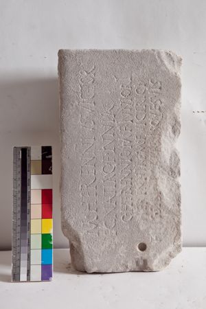 stele funeraria con iscrizione