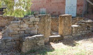 Particolare dell’ingresso all’edificio funerario: sul lato si noti la presenza del blocco con ascia a rilievo, in origine facente parte delle fondazioni