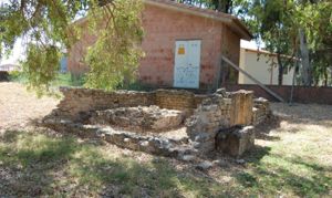 Veduta laterale dell’edificio funerario rimontato presso il Museo