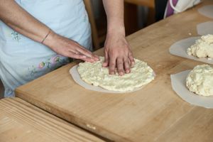 La preparazione de sa cozzula de casu