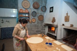 Giovanna Lisai stende la pasta per preparare S'ardia