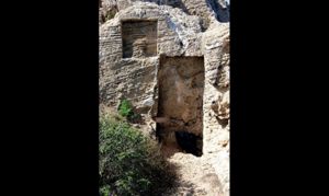 Particolare dell’ingresso di una tomba a camera punica con un betilo (pietra sacra) all’interno di una nicchia, nel settore occidentale dell’area funeraria